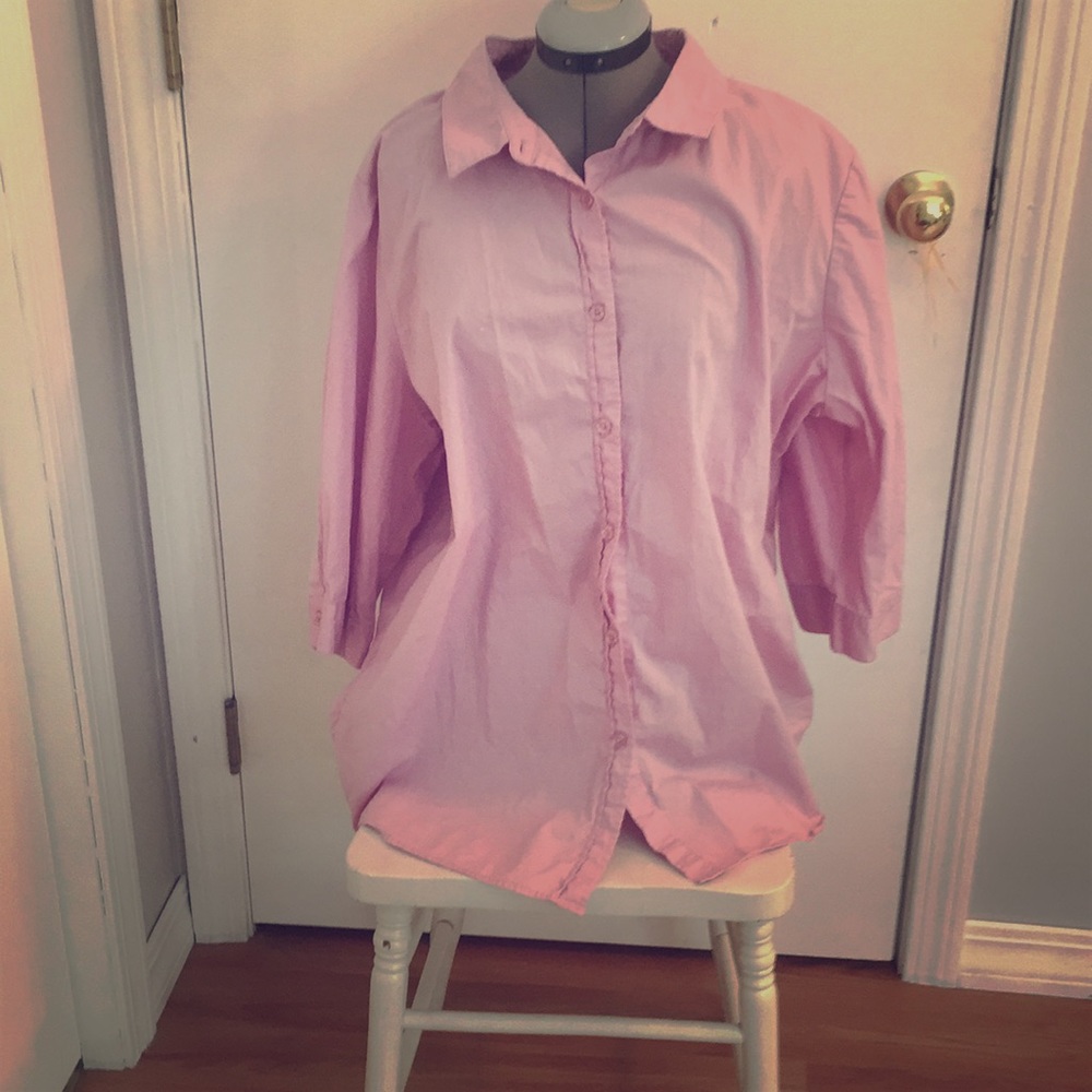 Woman’s quarter sleeve button down
